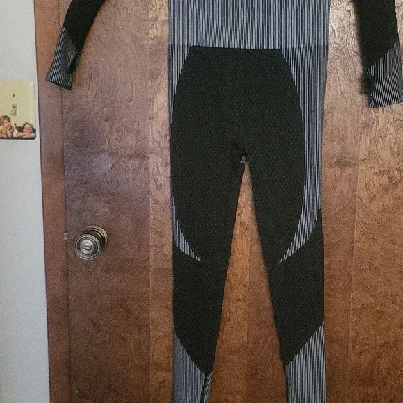 Black & Gray Two-Piece Workout / Yoga - Picture 6 of 9